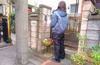 ご近所に挨拶をする様子