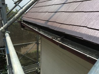 屋根の端に取り付けられた雨樋