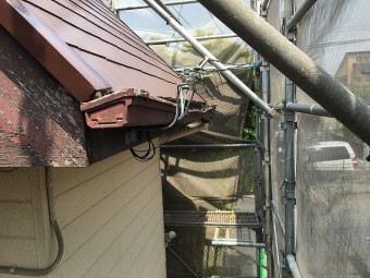 年数が経過し、色褪せた既存の軒樋