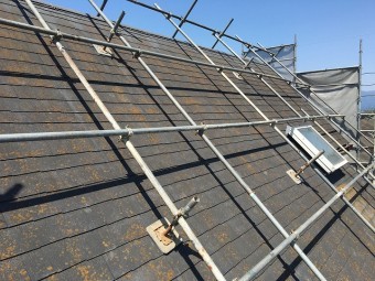 足場が全体に掛かった屋根