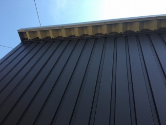 黒色のトタン屋根