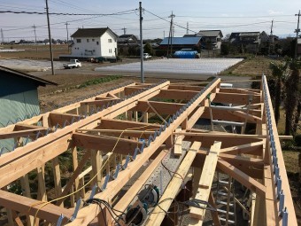 折半屋根の屋根葺き工事前の骨組みの写真