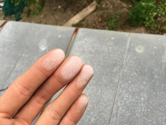 手に付いた白化してしまった屋根塗装