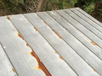 表面が白くなっている板金屋根