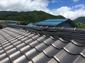 別の角度から見た瓦屋根の棟部分