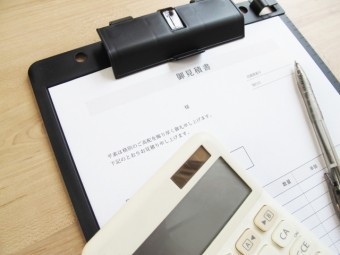 机の上に置かれた見積書