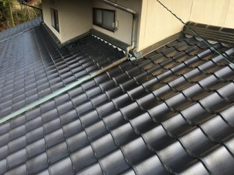 つつましい光沢を放つ黒色の瓦
