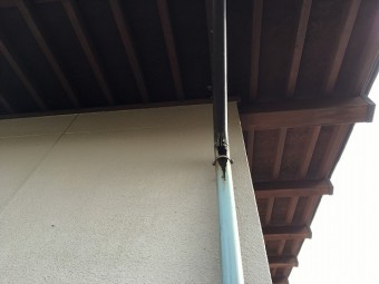 錆びて色落ちしている銅製の雨樋
