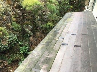 汚れを放置し、屋根の塗装も剥がれてしまった屋根