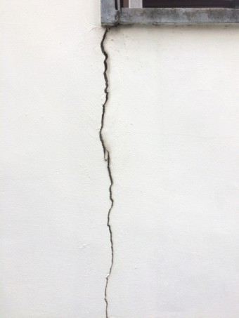 壁に大きく入ったヒビ