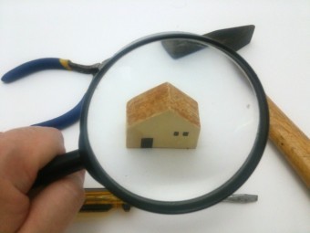 ルーペ(顕微鏡)で見た家の模型