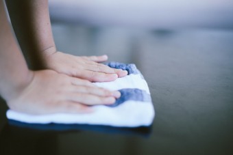 雑巾を持つ手