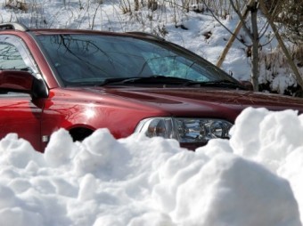 雪に囲まれている車