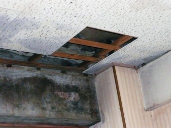 雨漏りにより劣化した室内天井