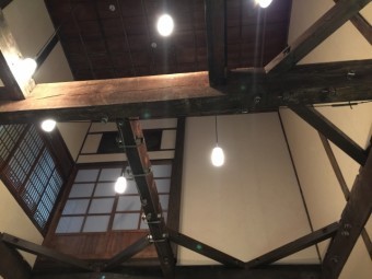 古民家の天井に使われている太い梁