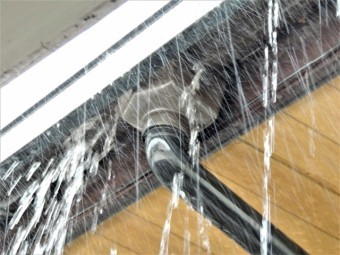 雨樋から流れ落ちる大雨