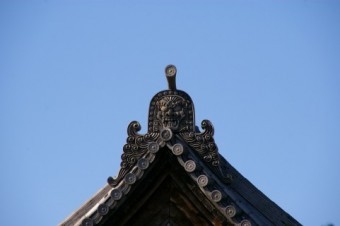 瓦屋根に取り付けられた迫力のある鬼瓦