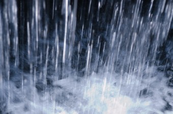 降り続ける大粒の雨