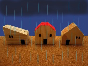 雨の中の家の模型