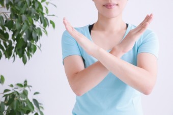 バツを出す人