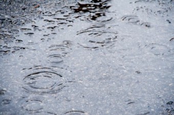 道に溜まった雨