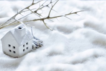 雪が積もった家の模型