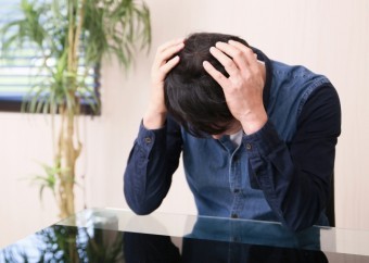 頭を抱える人