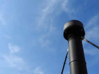 煙を出すための黒色の煙突