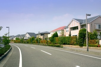 様々な屋根がある住宅街
