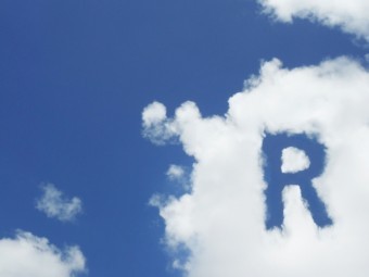 空に浮かんだアルファベットのR文字