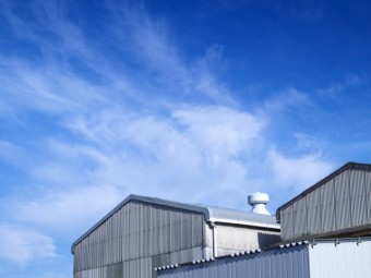 青空のもとにある工場