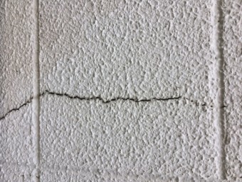 外壁に横に入ったひび割れ