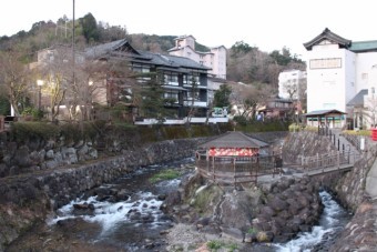 入母屋屋根を使用した旅館の風景