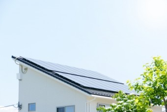 片流れ屋根に付けられた太陽光(新築住宅)