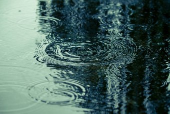 水面に映る波紋