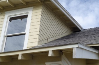 黒色の屋根一般的な二階建て住宅