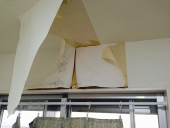 雨漏りにより室内のクロスが剥がれてしまっている状態