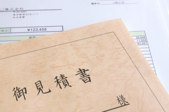 机の上に置かれた見積書と書類