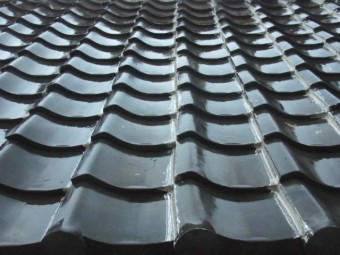黒色のシックな感じの釉薬瓦