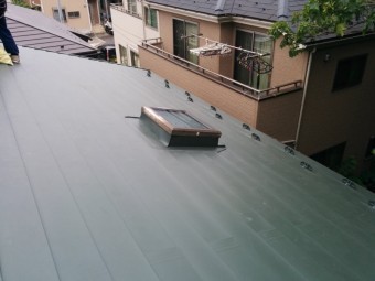 天窓の周りのガルバニウム鋼板