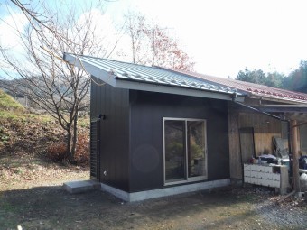 例として片流れ屋根を使用した倉庫