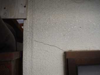ひび割れなどを起こした外壁
