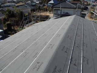 屋根一面に敷かれたルーフィング材