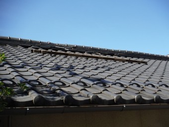 瓦屋根の住宅