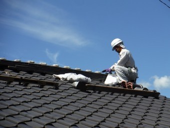 瓦を持つ瓦職人さん