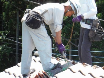 ビスを止める為の穴をドリルで開けている作業員