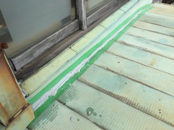 応急処置を行ったと思われるコーキング部分