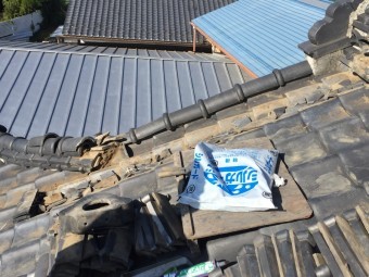 解体後の瓦屋根隅棟部分