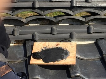 木の板に乗せられた黒い漆喰