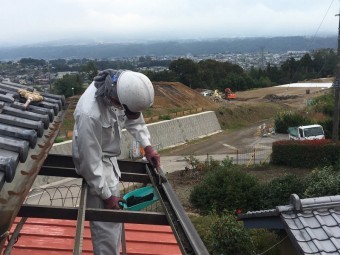 雨樋清掃をする作業員